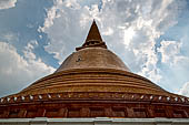 Thailand, Phra Pathom Chedi, the nation's largest pagoda in Nakorn Pathom. 